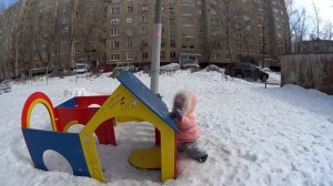 Настя с мамой гуляли на детской площадке Nastia and her mom were walking at the Playground