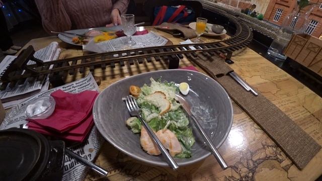 ТАКОГО МЫ ЕЩЕ НЕ ВИДЕЛИ! ПУТЕВОЙ РЕСТОРАН. ПАРОВОЗОВ. ПАРОВОЗ ОБСЛУЖИВАЕТ ГОСТЕЙ. ВОЛОГДА. смотреть онлайн