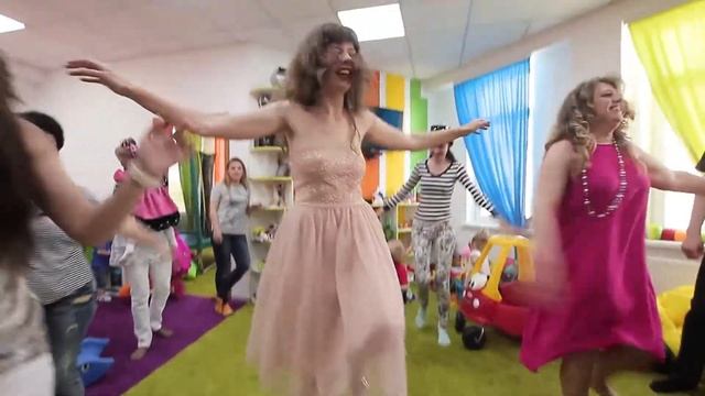 Жаркие танцы в детской комнате "Карамелька" смотреть онлайн