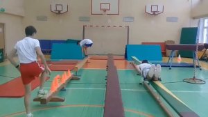 Полоса препятствий в спортивном зале.