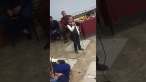 маленький цыган поет