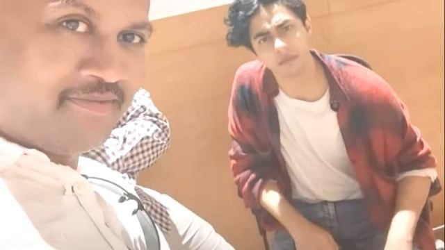 Шахрукх Кхан все бросил что-бы встретится с сыном Арьян Кханом смотреть онлайн