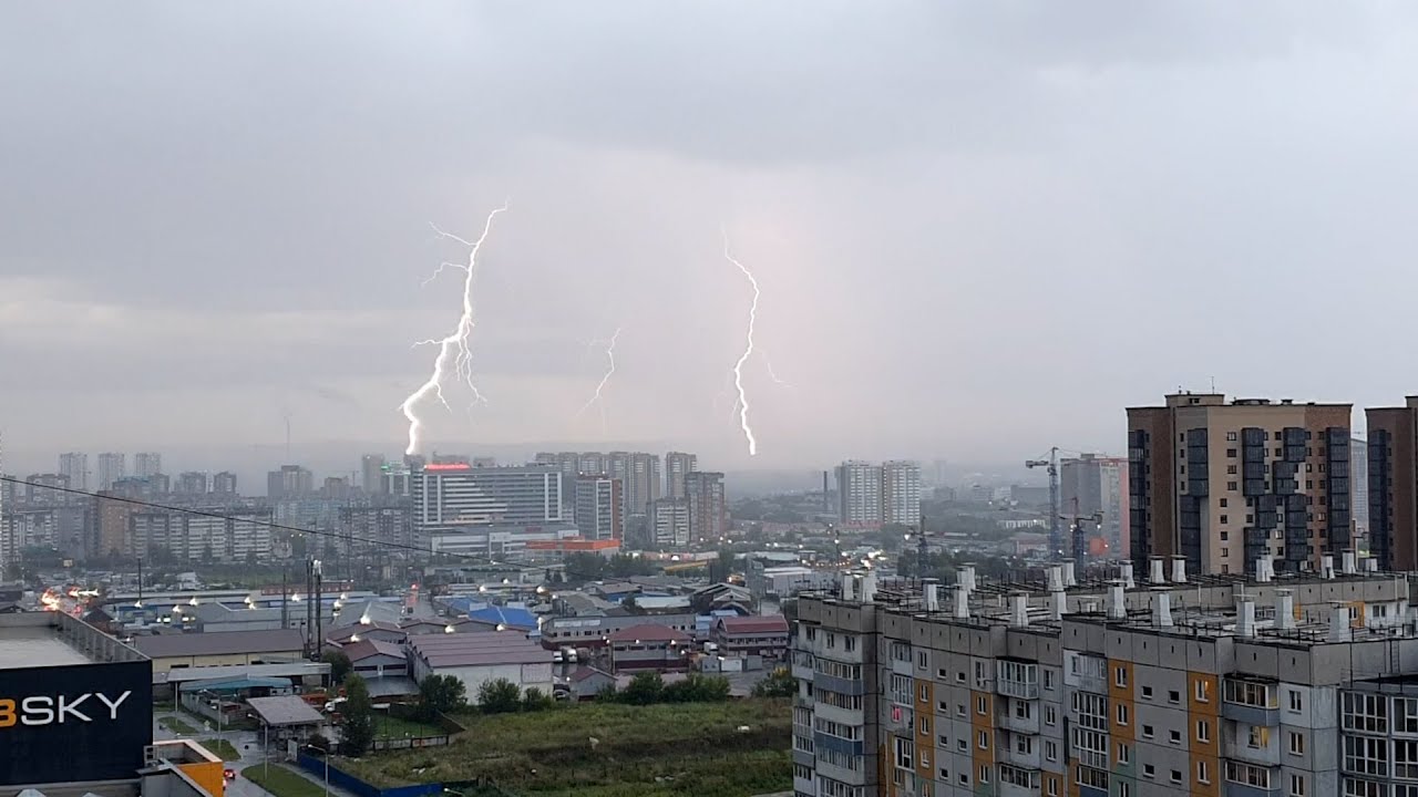 Гроза в красноярске сегодня. Молния Красноярск. Шаровая молния Красноярск. Гроза и дождь. Небо гроза.