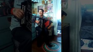 На гармошке играет Дядя Коля