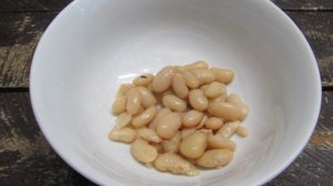 Салат из фасоли с сыром и крабовыми палочками