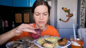 МУКБАНГ КОТЛЕТЫ С ПЮРЕШКОЙ, СЕЛЁДОЧКА С ЛУКОМ, САЛАТ/MUKBANG