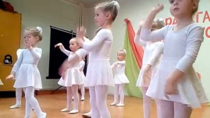 Дети 5-6 лет танцуют танец холодное сердце
