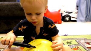 Малыш Саша украшает шарики авторскими рисунками