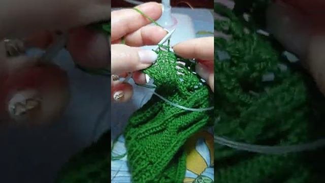 V образный вырез горловины спицами