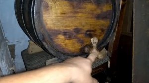 дубовая бочка с вином/винный погреб