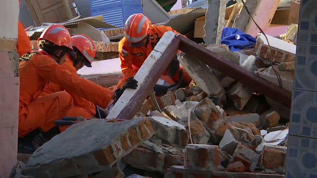 В Индонезии из-за извержения вулкана проходит массовая эвакуация населения