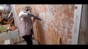 Сама сверлю отверстие под подрозетник в несущей стене за 10 минут