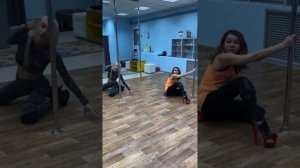 БЕЗУМНЫЙ ПАША. ИРИШКА ЧИКИ ПИКИ ИЗУЧАЕТ НОВЫЕ ДВИЖЕНИЯ В СТРИП ПЛАСТИКЕ.