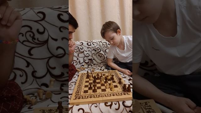 ИГРАЕМ С СЫНОМ ДОМА В ШАХМАТЫ. МАТЧ ВЕКА. НИЧЬЯ. АЛЕКСЕЙ 7 ЛЕТ.