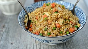 Жареный рис по тайски с яйцом, морковью и зеленым горошком