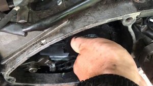 Откручивается гайка ведущей звезды ИЖ
