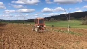 Рыхлим землю перед посевом козлятника . Трактор Т25