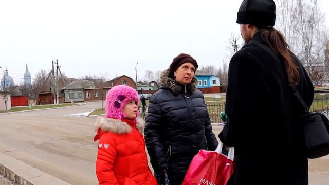 Раздаем подарки на улице.