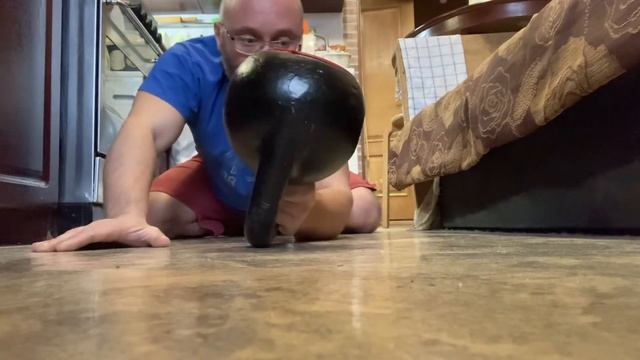 Постановка 20 кг гири с пола на попа при помощи кистевого хвата за дужку левой рукой. смотреть онлайн