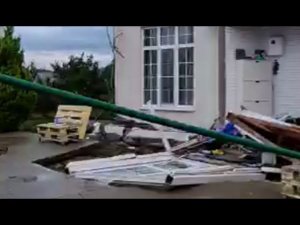 В Сочи жительница поселка Сергей-Поле сняла на видео, как рушится ее собственный дом