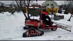 Мотороллер муравей чистит снег.