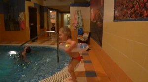 Поход в Бассейн с Ребенком. Как Альбина со Златой в Бассейн ходили