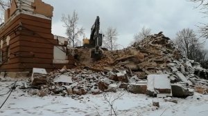 Большой экскаватор копает, ломает дом. Снос здания. Big excavator Volvo breaks the house. Demolitio