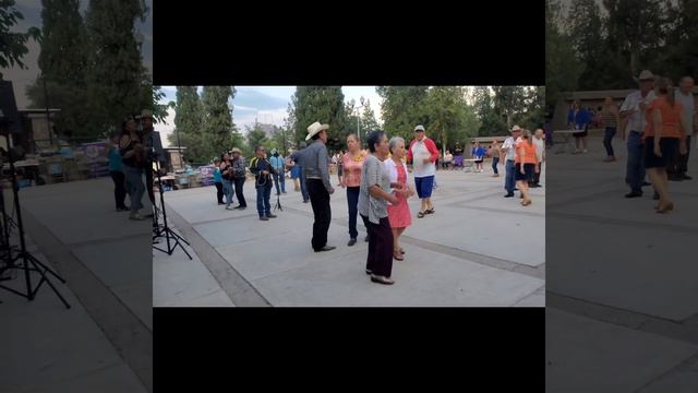 LAS PERSONAS FELICES BAILAN . VERBENA 2023 смотреть онлайн