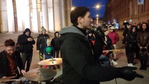 Уличные музыканты, кавер группа Айдахо зажигает на Думской улице в Санкт-Петербурге...