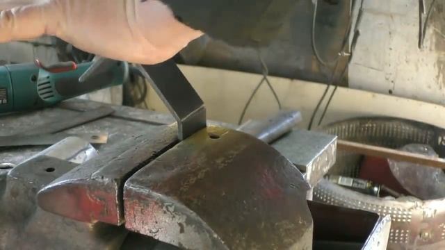 Мега Отрезной, Супер станок из слесарных тисков ! смотреть онлайн