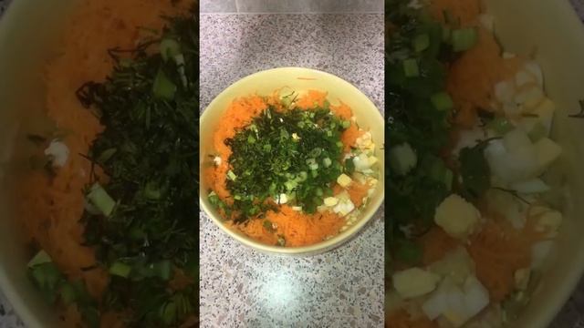 Простой рецепт салата с морковью,яйцом и с зелёным горошком !