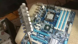 Демонтаж радиатора чипсета северный мост x58 материнской платы GIGABYTE GA-X58-USB3 (Rev. 1.0)