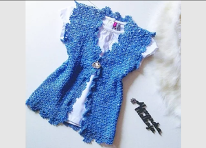 Вязаный жилет крючком.