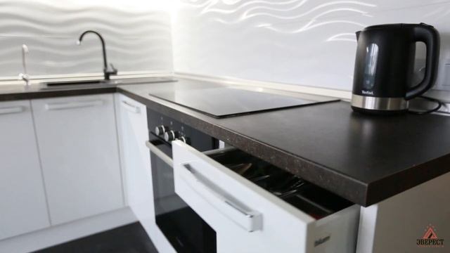 Кухни под заказ Минск 2019. Угловая белая кухня из крашеного МДФ. Дизайн интерьера кухни.