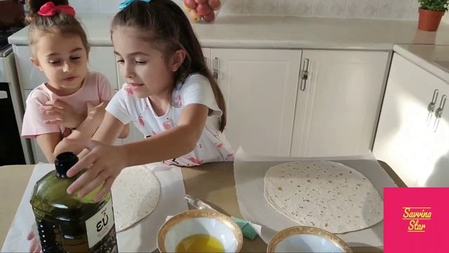 СМЕШНОЕ ВИДЕО ДЛЯ ДЕТЕЙ. Саввина показывает Лайфхак как сделать чипсы из лаваша.
