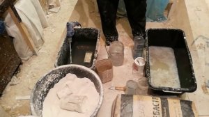 Приготовление гипсового раствора для заливки гипсовой плитки.