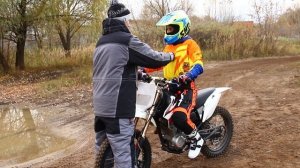 Первая тренировка по мотокроссу хрупкой девочки.