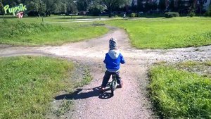 Беговел для детей Пупсик Макс Катается на своем беговеле