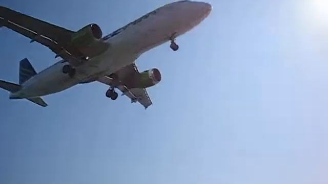Plane Spotting - Kerkyra (Corfu) Airport - Plane flying extremely low overhead смотреть онлайн