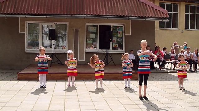 Танцевальная группа "Карамельки" - Папа подари мне куклу смотреть онлайн