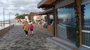 Сочи, прогулка по набережной в Адлере от маяка до санатория Южное Взморье, холодный январский день.