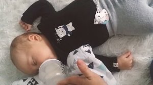 Младенец ест нестожен