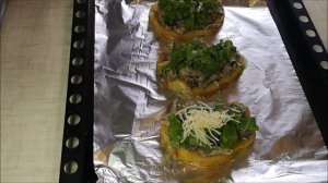 Горячий закрытый сэндвич с консервированной скумбрией