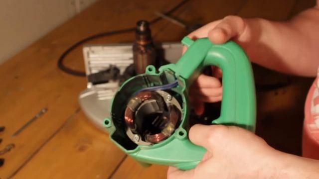 Потроха циркулярной пилы HITACI C7SS - что у нее внутри смотреть онлайн