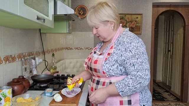 Салат  из печени трески .Филе куриное с ананасами. Картошка по деревенске.