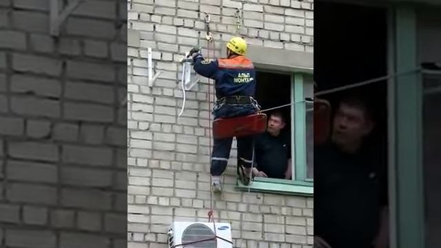 Демонтаж кондиционера альпинистом..AVI