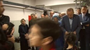 Эрдоган раздаёт деньги детям на избирательном участке