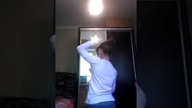 Гулька без шпилек и невидимок. Удобный способ. смотреть онлайн