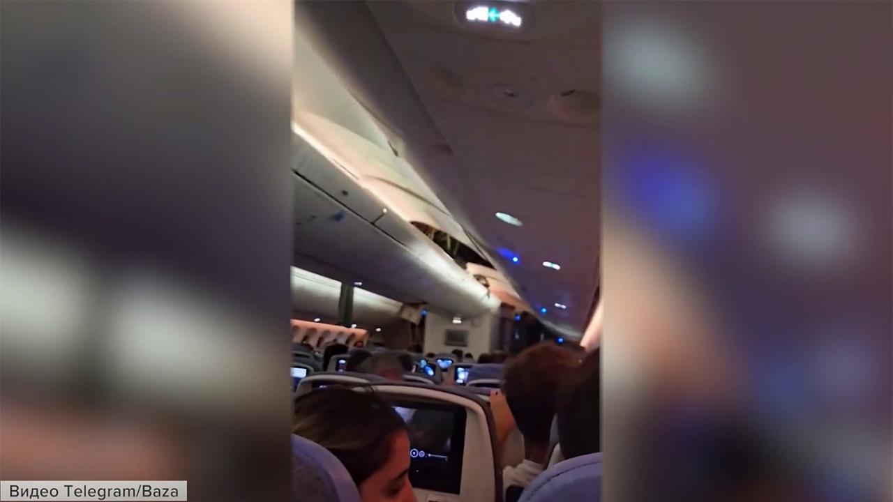 Десятки людей получили травмы во время полета на американском самолете Boeing
