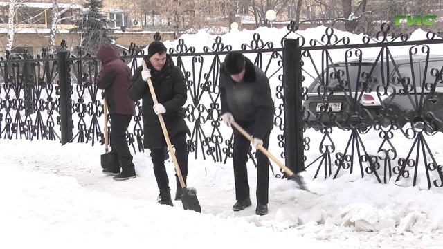 Службы благоустройства продолжают расчищать улицы Самары от снега смотреть онлайн